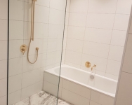 Shower-rail-with-rain-head-&-bath-in-wet-area